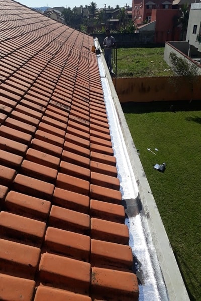 Instalalação de manta térmica em telhado