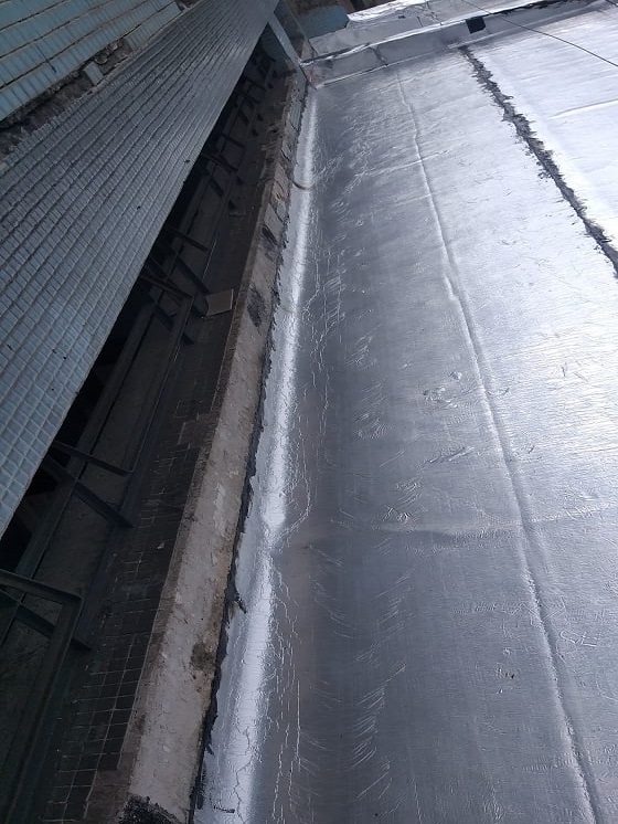 Laje impermeabilizada com manta asfáltica refletiva de aluminio