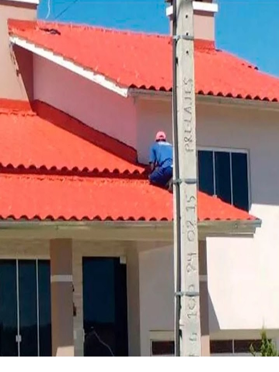 Imagem de telhado residencial após limpeza e impermeabilizaço