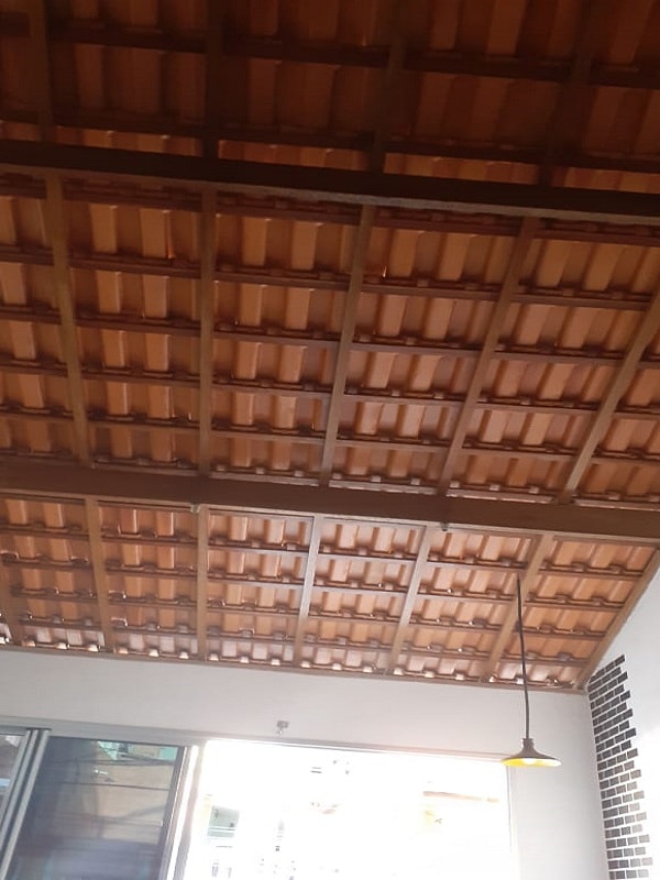 Instalação de rufos em telhado
